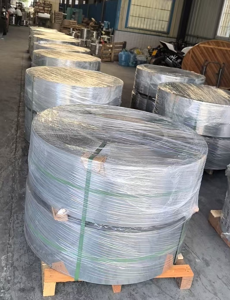 การส่งมอบโรงงานที่เชื่อถือได้เสร็จสมบูรณ์: การบรรทุกรถยกช่วยให้มั่นใจได้ถึงการจัดส่งไปต่างประเทศอย่างปลอดภัยและรวดเร็ว